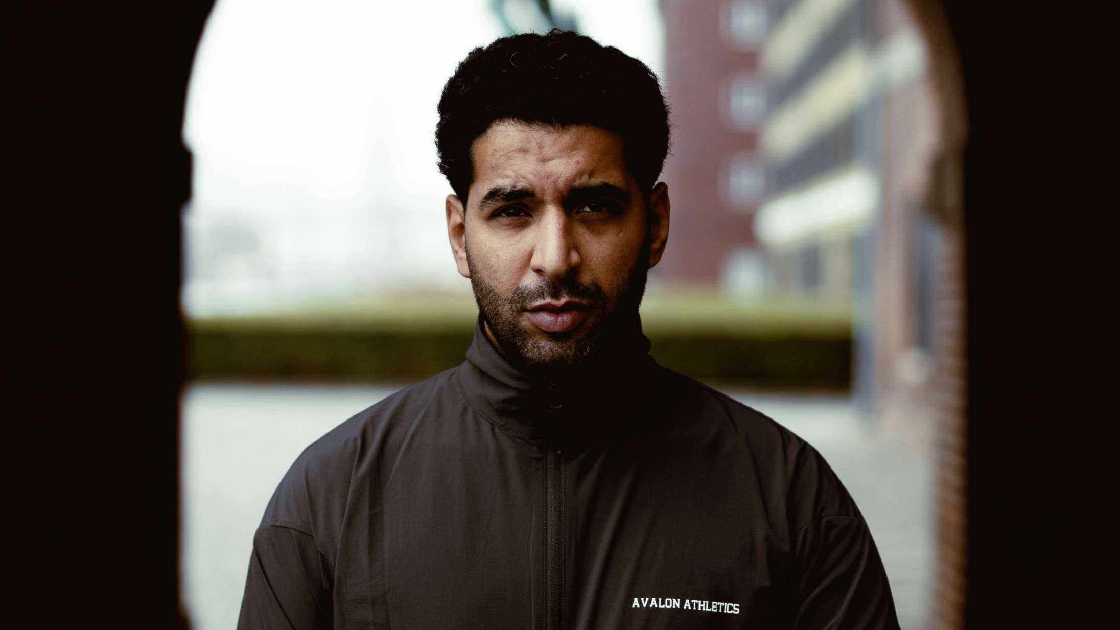 Dulfi Al-Jabouri åbner op om sit barndomstraume, og man går ikke upåvirket derfra