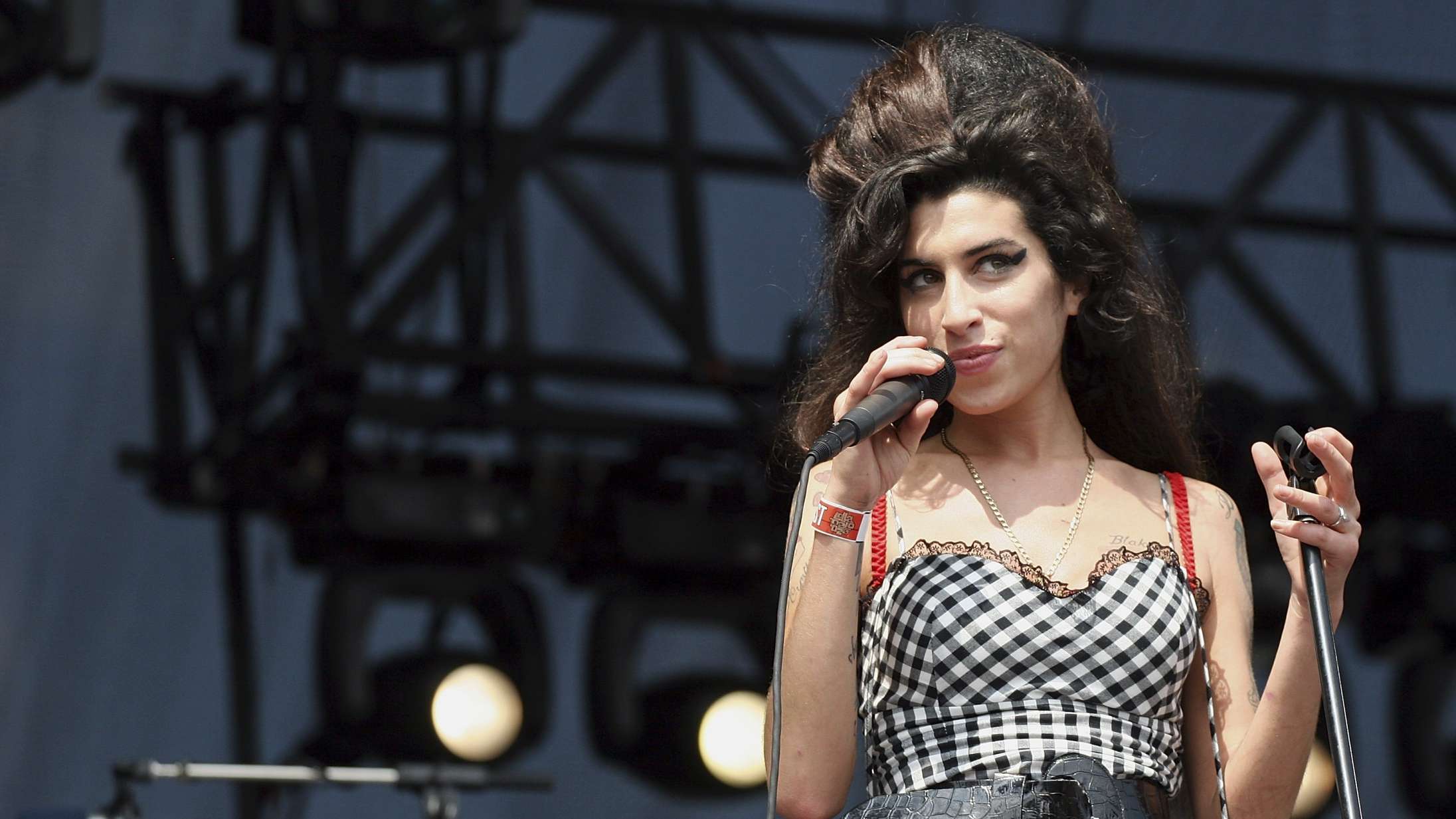 Se første billede af ungt stjerneskud som Amy Winehouse i ventet biopic