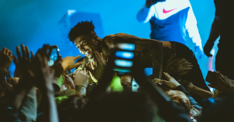 Blueface stagedivede ned i gulvet under mislykket koncert i Tap1