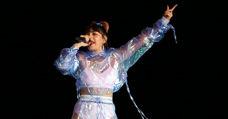 Charli XCX’s popfest startede lidt trægt i Lille Vega – men halvvejs skete der noget