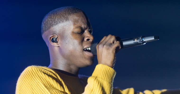 Ubesværede Daniel Caesar flækkede af grin, da han gav fan lov til at synge i Store Vega