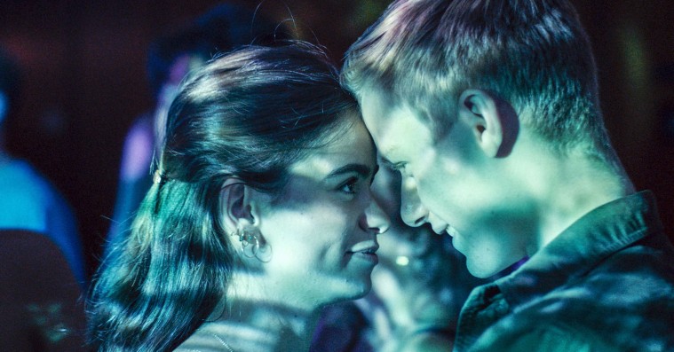 Disse serier skal du streame i december – gymnasiefest på DR3 og stortanlagt fantasy på Netflix