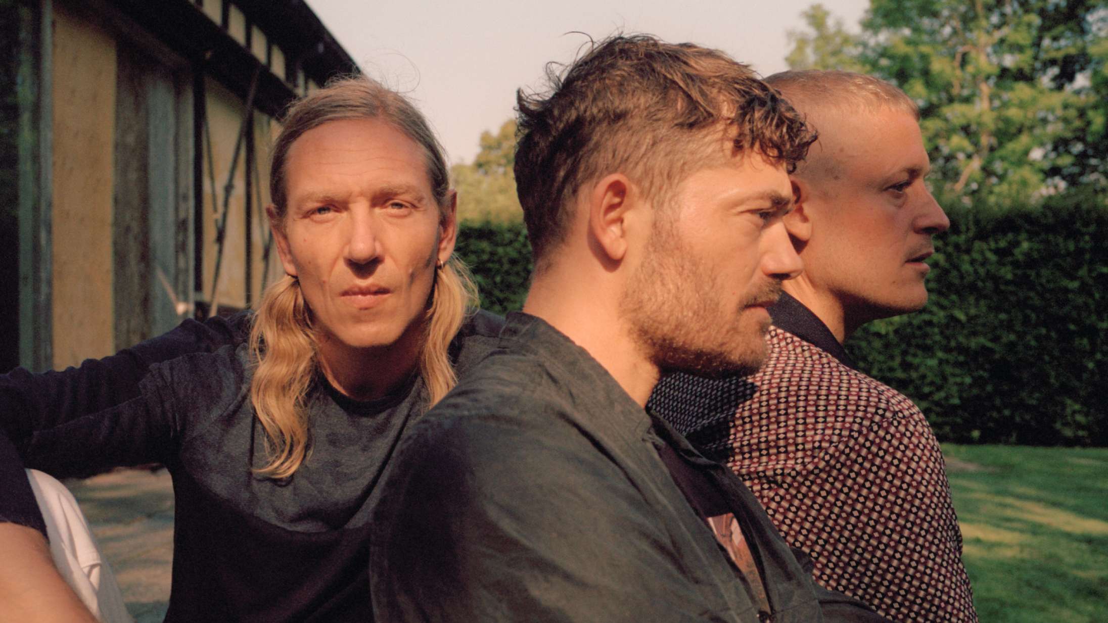 Hør When Saints Go Machines intro-covernummer fra den nye DR-serie ‘Ulven kommer’