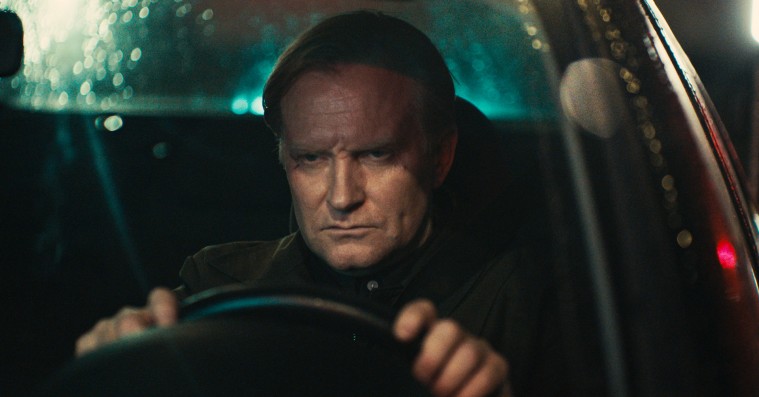 ’Forhøret’: Ulrich Thomsen er den bankende puls i radikal krimiserie på Viaplay