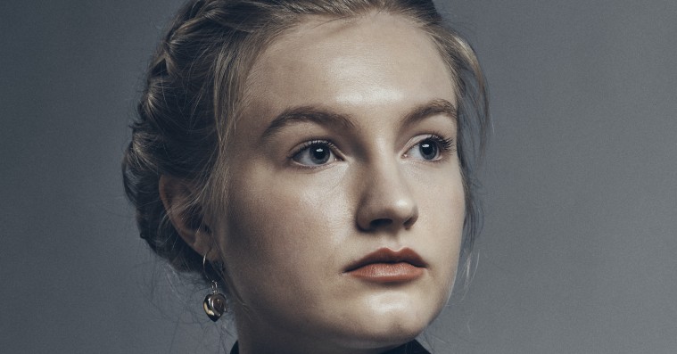 Alma Ekehed Thomsen debuterer i ’Forhøret’: »Tanken om, at hele verden skal se det, er en ret skrøbelig ting«