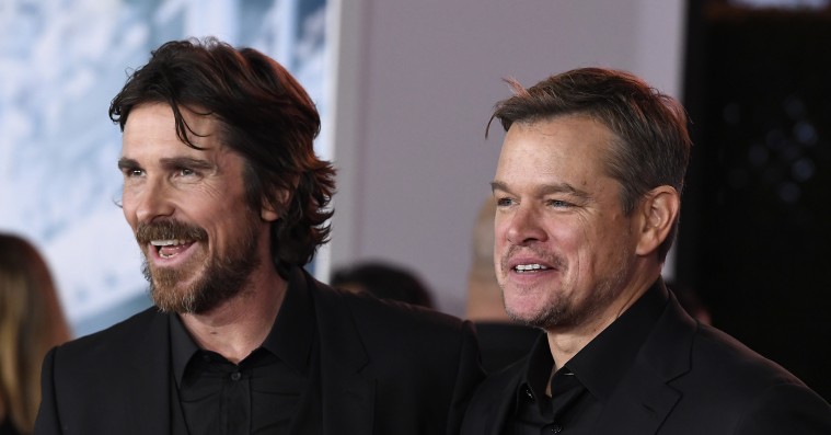 Christian Bale og Matt Damon er i hopla, da vi møder dem i Paris – men pludselig eksploderer vulkanen