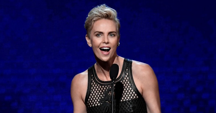 Gav lammere til Seth MacFarlane og fik Kristen Stewart til at tro på magi: Charlize Theron blev hyldet ved prisceremoni
