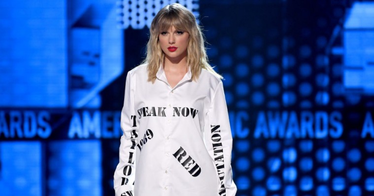 Taylor Swift sender stikpille til Scooter Braun under hitmedley til American Music Awards