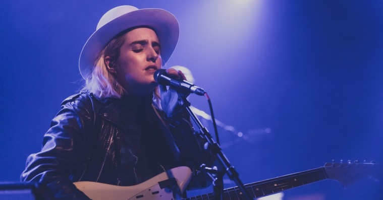 Shura charmede igennem på Hotel Cecil, så man næsten glemte skønhedsfejlene