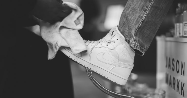 Et sneakerhoved guider til de renseprodukter, som bedst genopliver dine sneakers