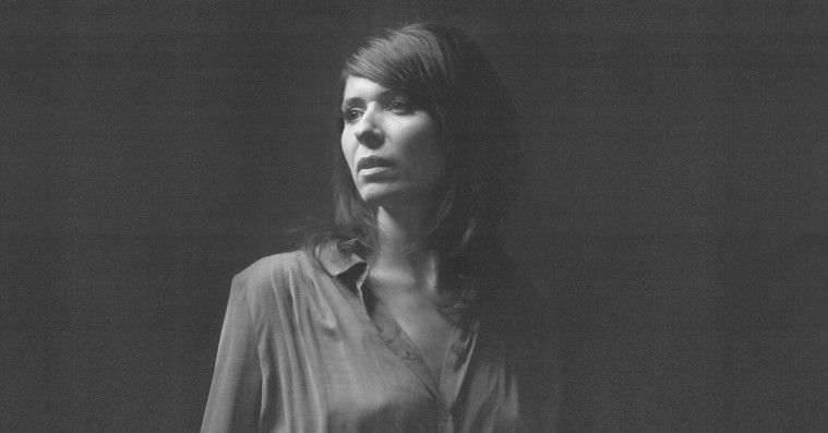 ‘I nat blir vi gamle’: Kira Skovs første album på dansk er en kunstnerisk forløsning