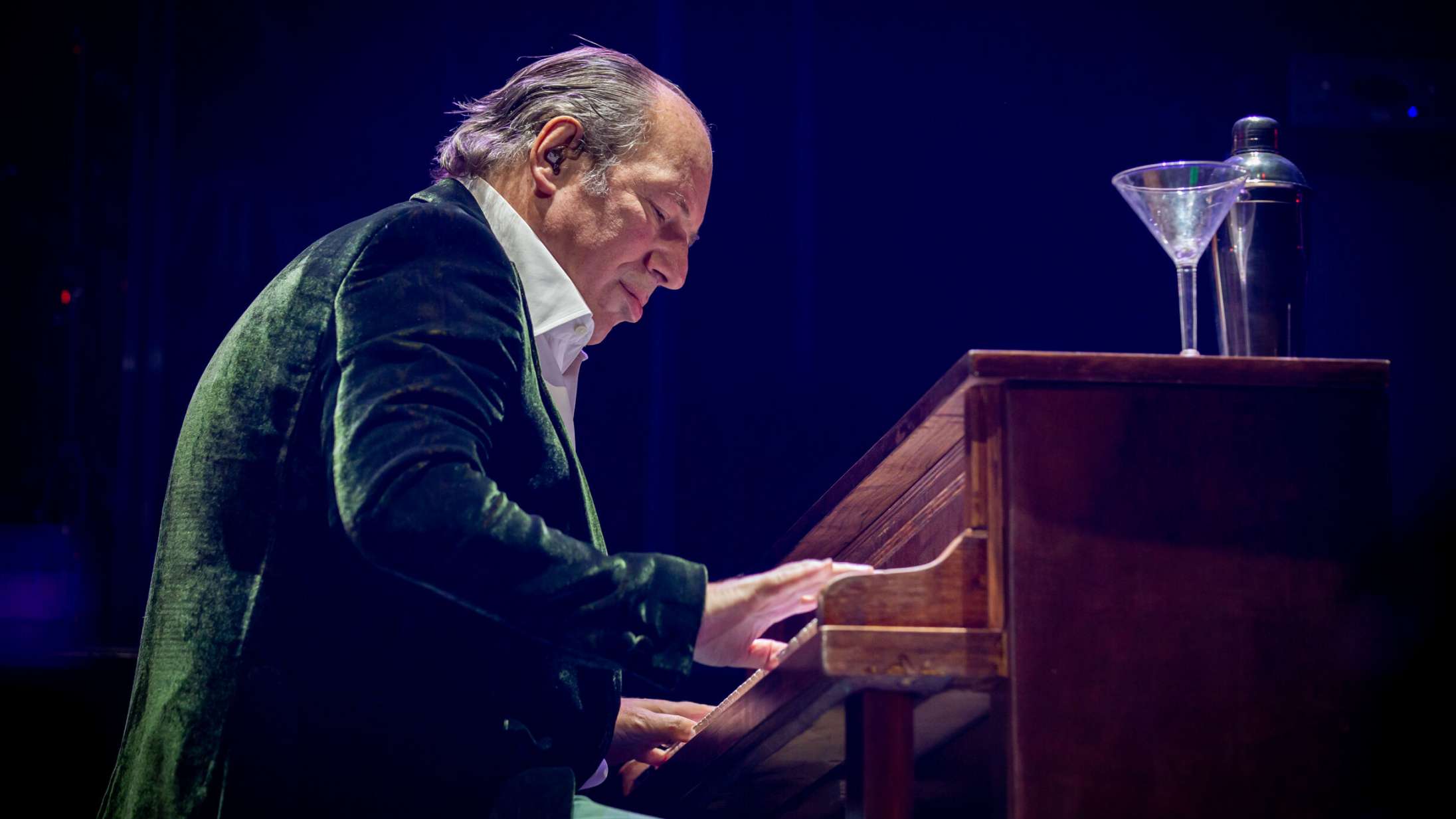 Se Hans Zimmer fri til sin kæreste under arenakoncert