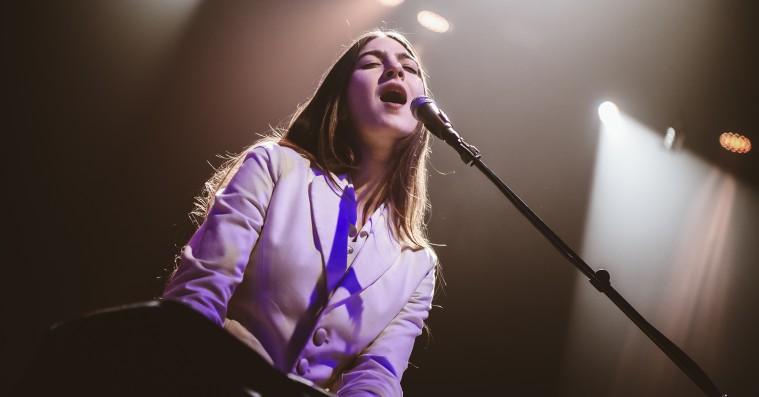 Weyes Blood i DR Koncerthuset: Én enormt smuk sang fortjener næsten en hel anmeldelse for sig