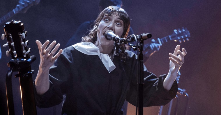 Det var næsten ubehageligt at opleve Aldous Harding i DR Koncerthuset