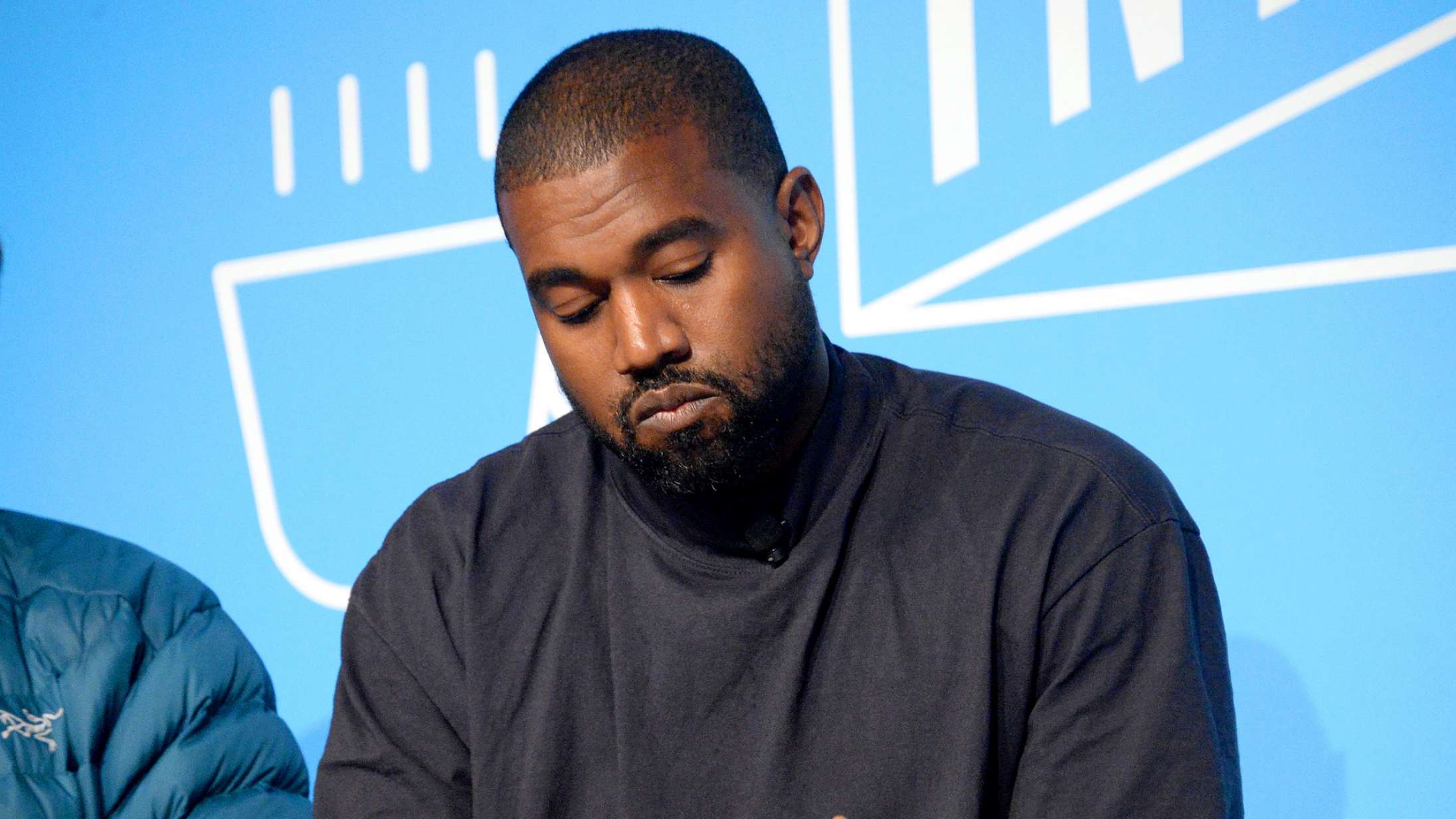 Kanye West er flyttet ind i Atlanta-stadion for at færdiggøre album – viser ydmyg hybel frem på Instagram