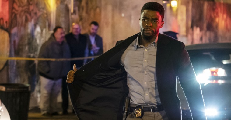 ’21 Bridges’: Chadwick Boseman kan ikke redde forudsigelig politi-thriller
