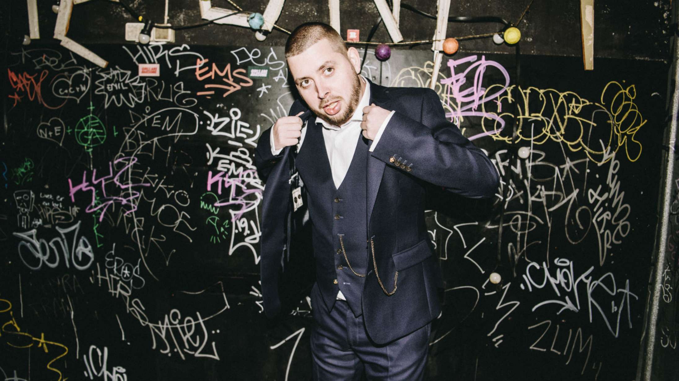 Emil Lange siger ‘fuck dig’ til sig selv på ny single