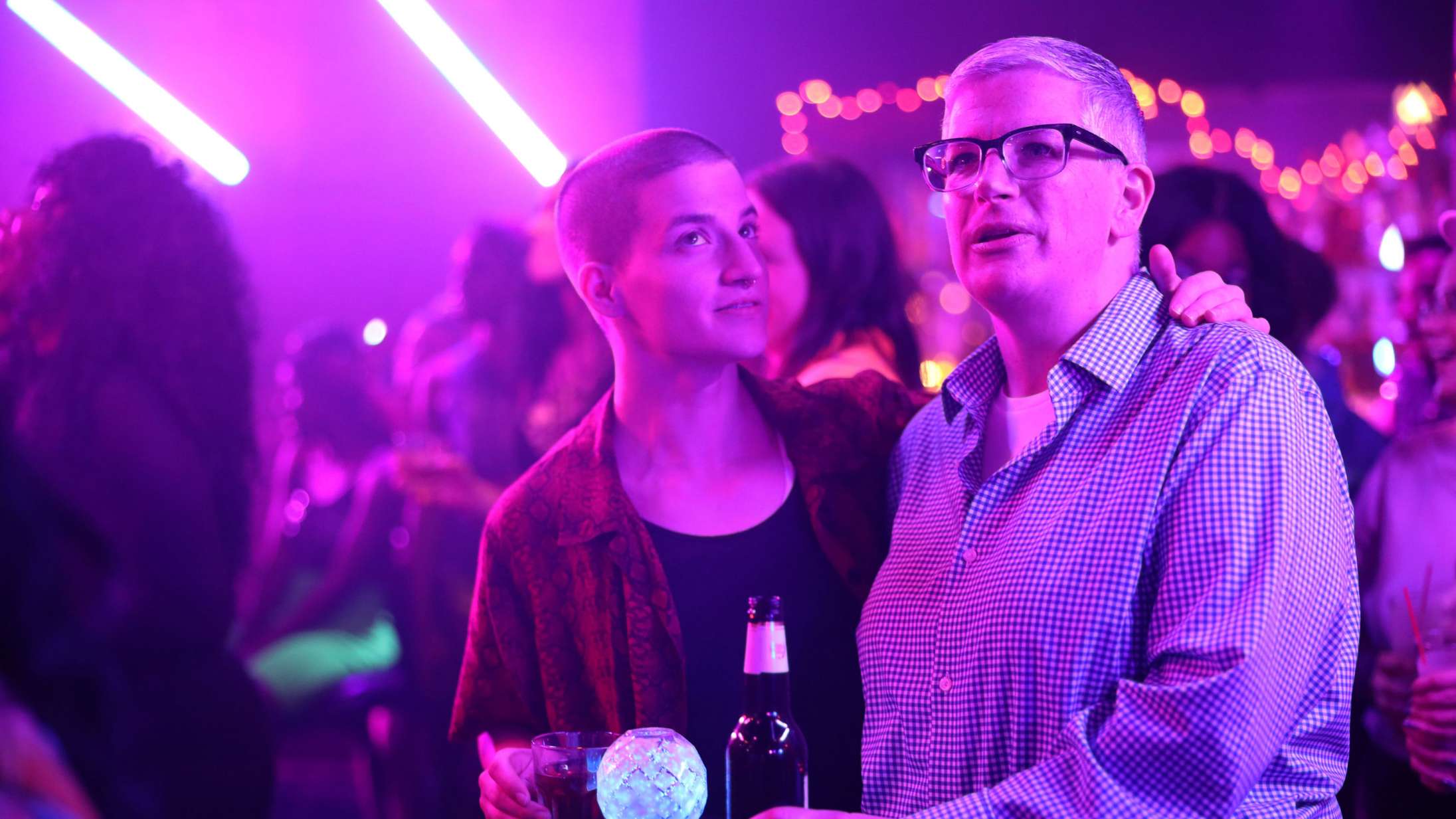 ’Work In Progress’: Genial sorthumoristisk serie kan bygge tiltrængte broer i LGBTQ-miljøet