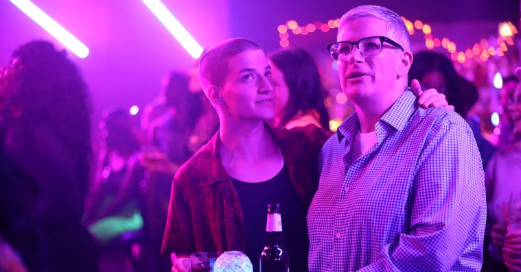 ’Work In Progress’: Genial sorthumoristisk serie kan bygge tiltrængte broer i LGBTQ-miljøet