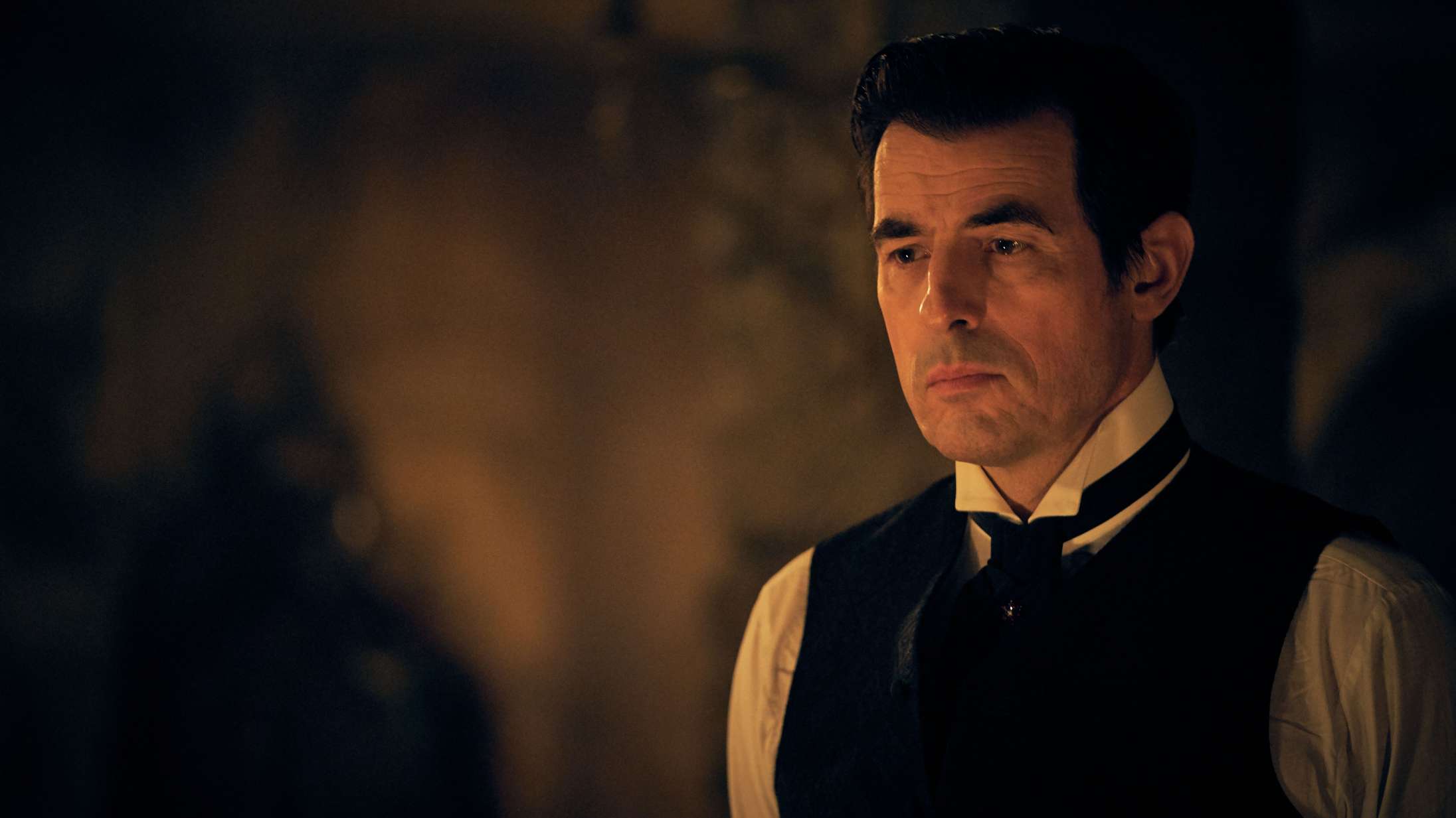 Disse serier skal du se i januar – fra sexterapi til Claes Bang som vampyr og danske webserier