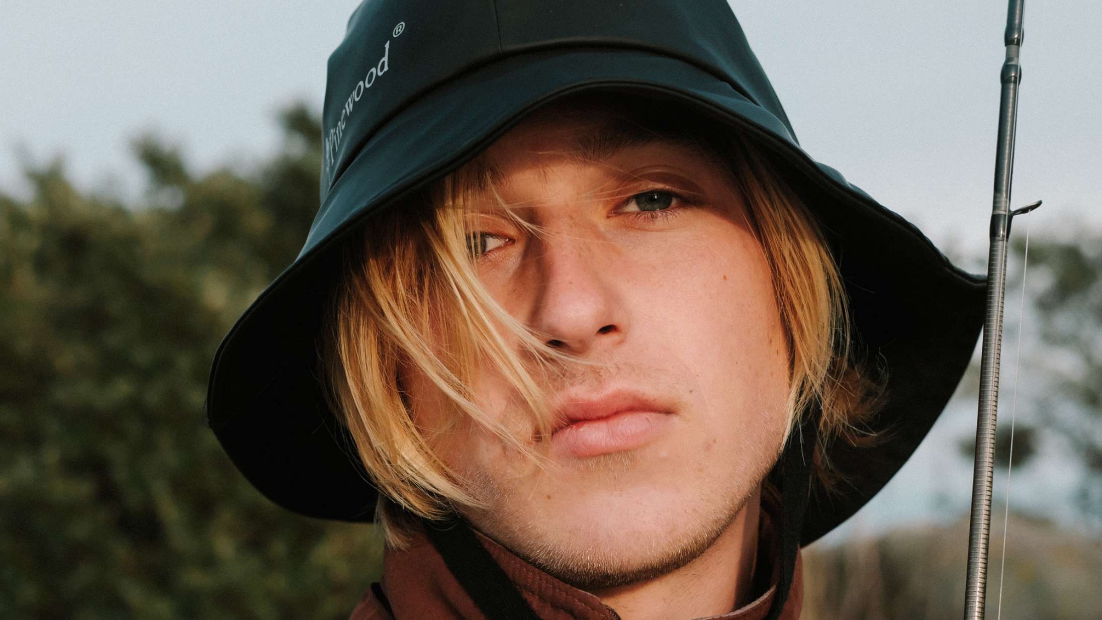 BishBusch solodebuterer med autotunede folk-vignetter