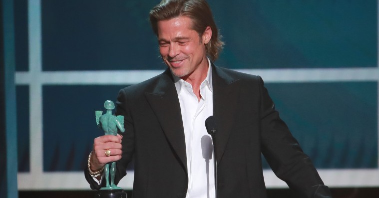 Brad Pitt joker om Tinder og forholdet til Angelina Jolie i herlig takketale
