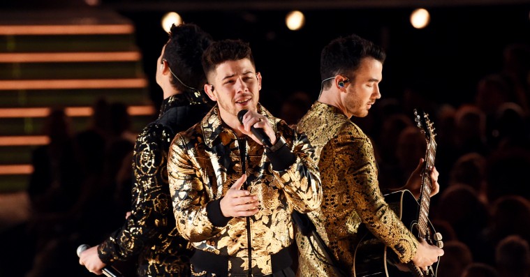 Nick Jonas synger med spinat mellem tænderne – og fire andre memeværdige øjeblikke fra Grammy Awards
