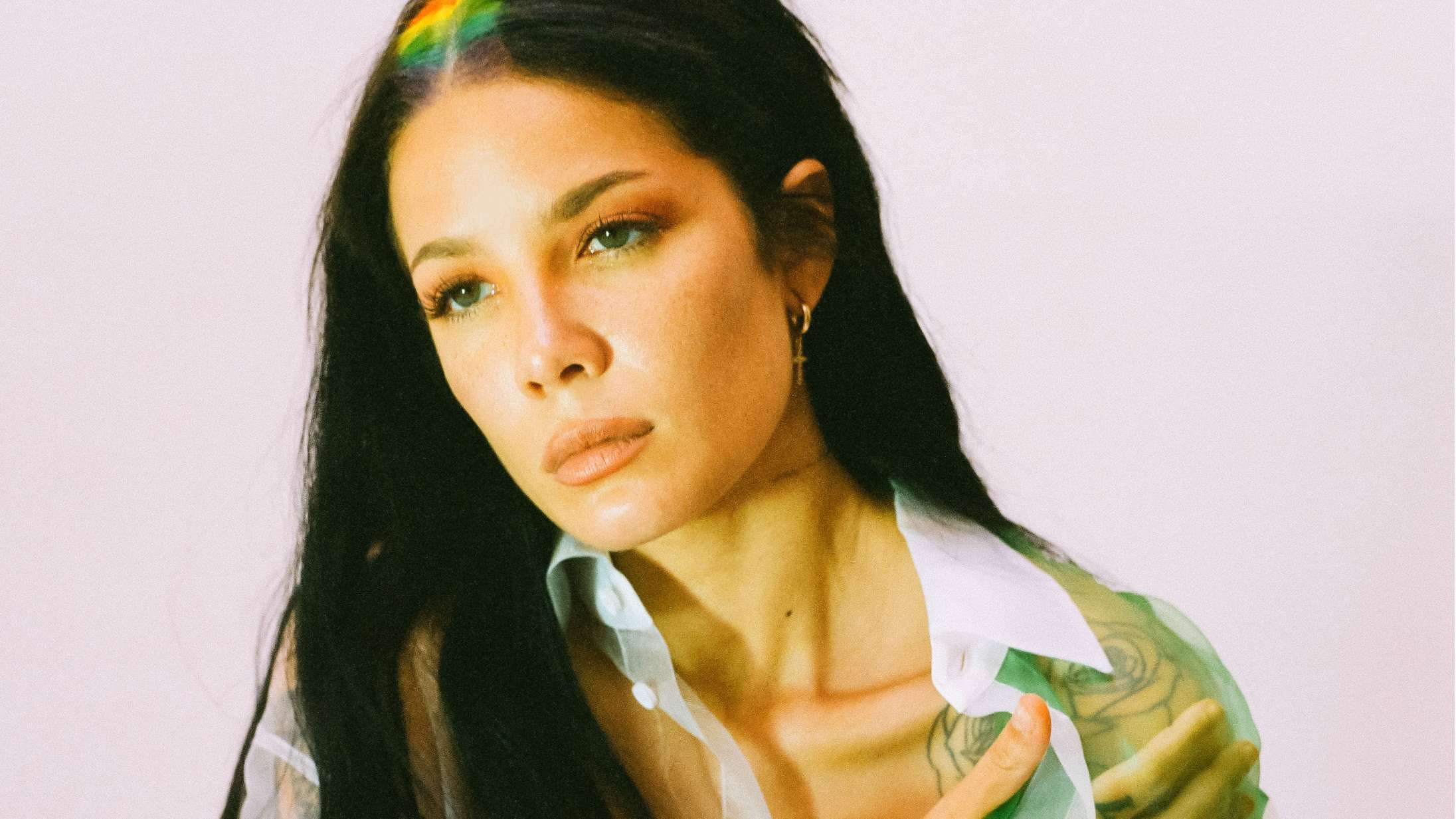 Halsey anklager Grammy Awards for korruption: »Det handler om at kende de rigtige personer«