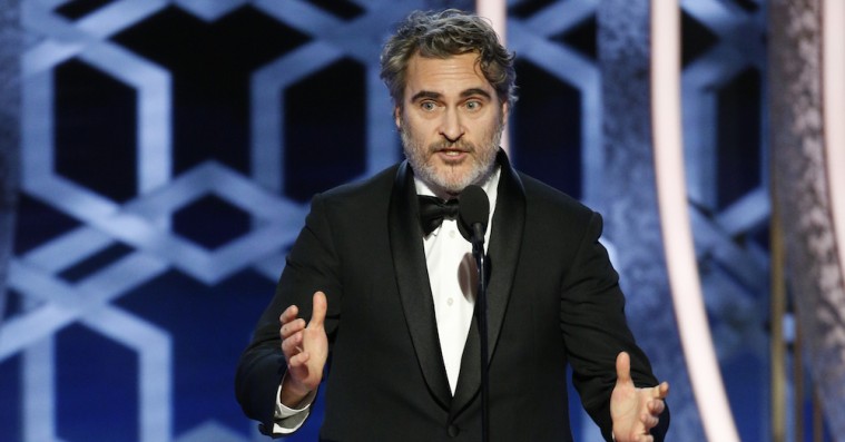 Joaquin Phoenix revser sine kolleger for privatflyshykleri under Golden Globe-tale