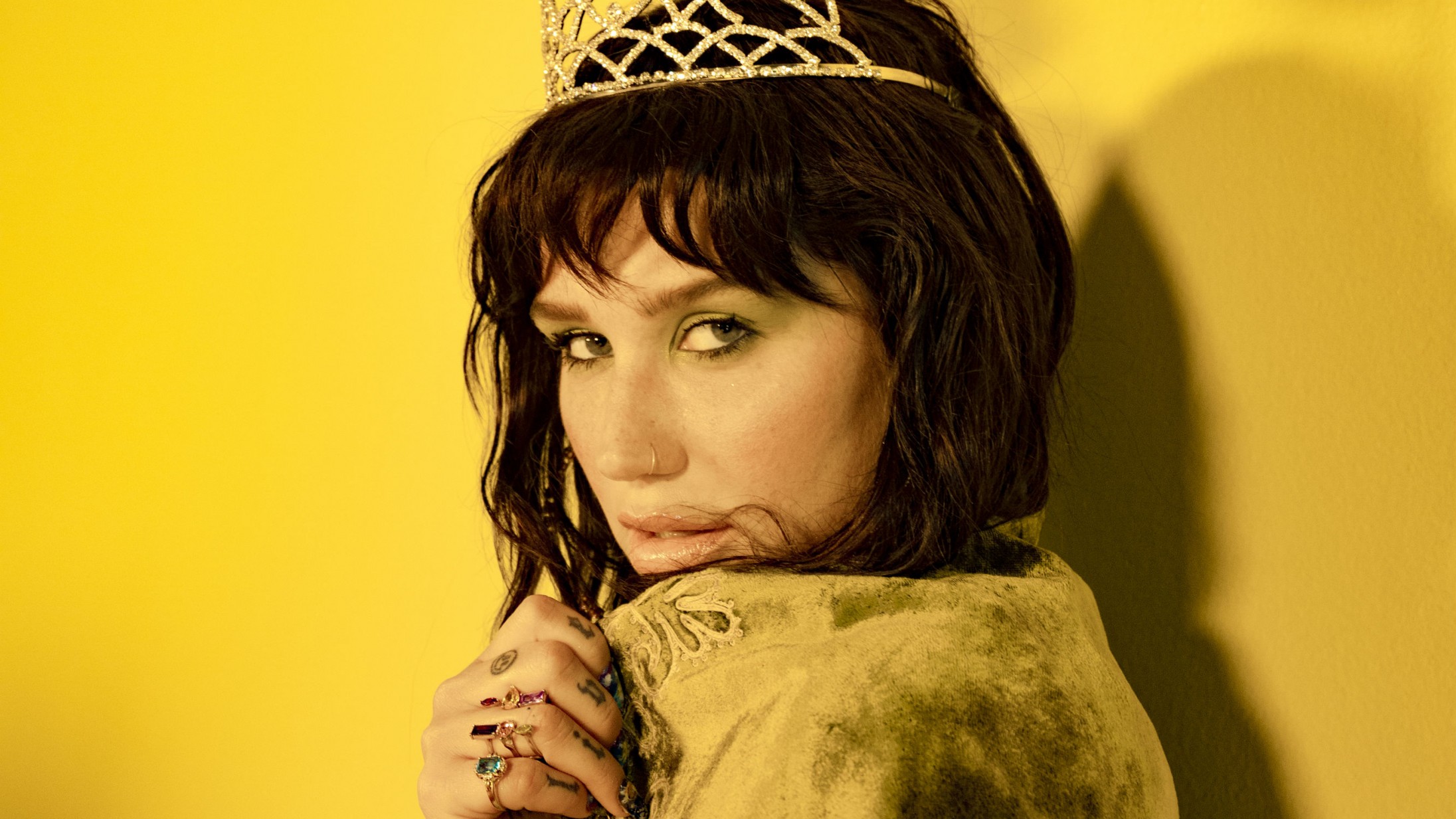 Kesha har den yngre Ke$ha med som feature på det kalkulerede ’High Road’