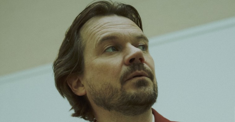 Peter Sommers ‘Stærk strøm hen over ujævn bund’ er blevet til over en intens skriveperiode – det er både en styrke og en svaghed