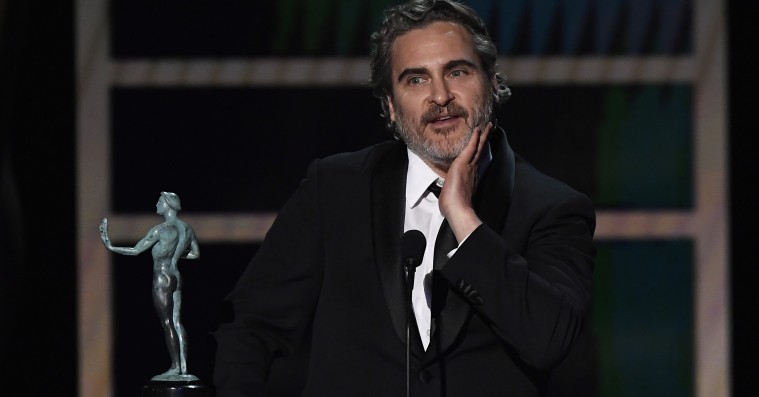 Joaquin Phoenix hylder Heath Ledger og sine konkurrenter under pristale ved nattens SAG Awards