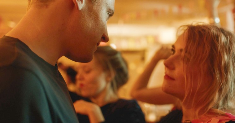 ’Pleaser’: Talentfuld DR3-serie har totalt tjek på tragikomikken