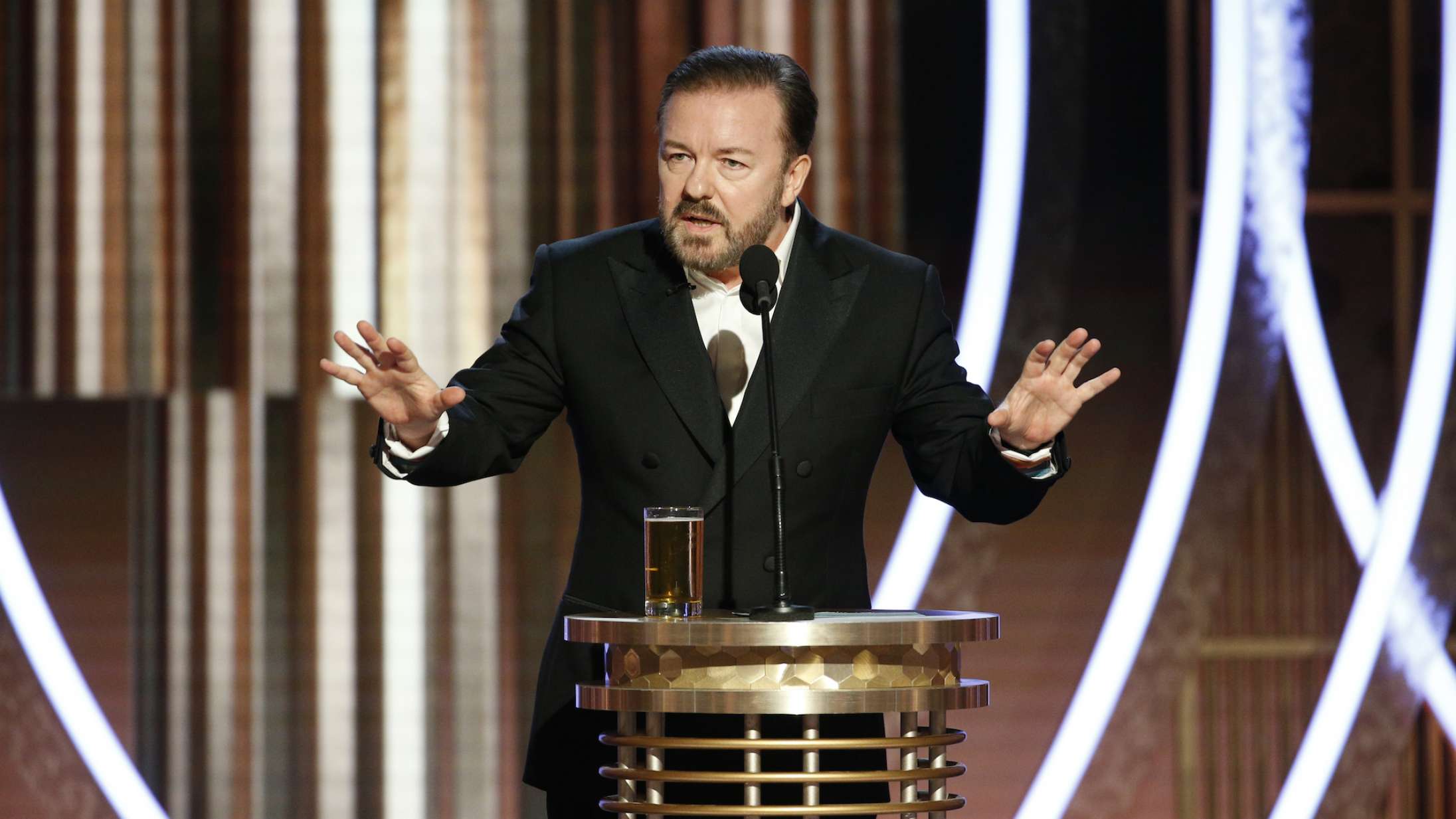 Knivskarp TikTok-parodi viser Ricky Gervais som Oscar-vært i 2023