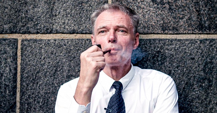 ’Riskær – den dømte demokrat’: DR-dokumentar om Klaus Riskærs politiske maveplasker har adskillige cringe-øjeblikke