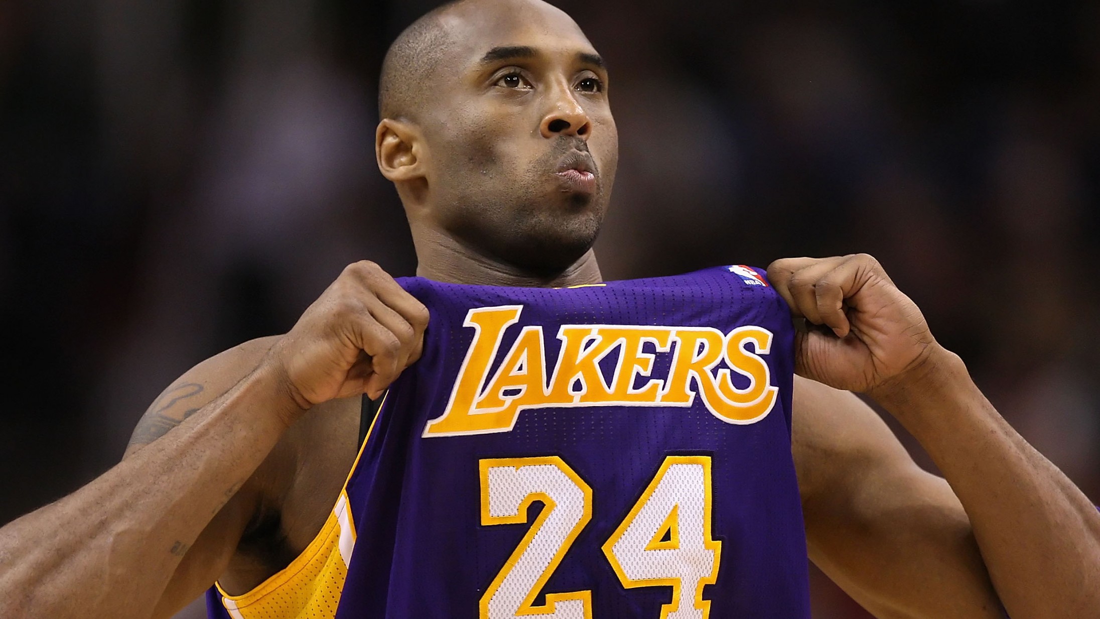 Må man tjene penge på Kobe Bryants tragiske død? Nike og genbrugs-sites reagerer på dilemmaet