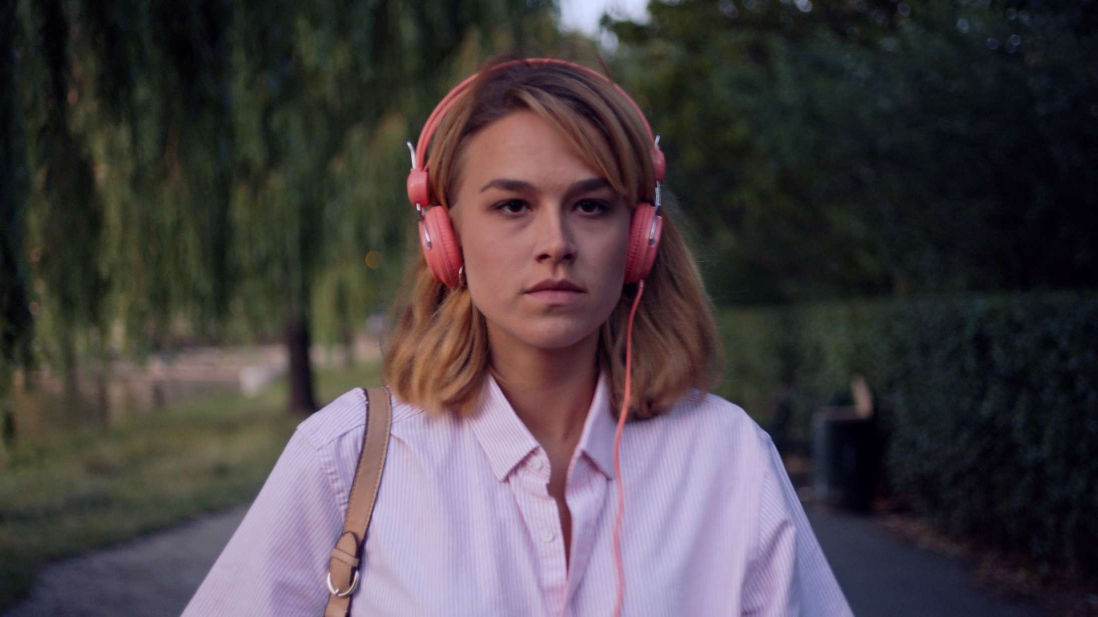 Stortalentet Frederikke Dahl Hansen får hovedrollen i filmatisering af ‘Den, der lever stille’