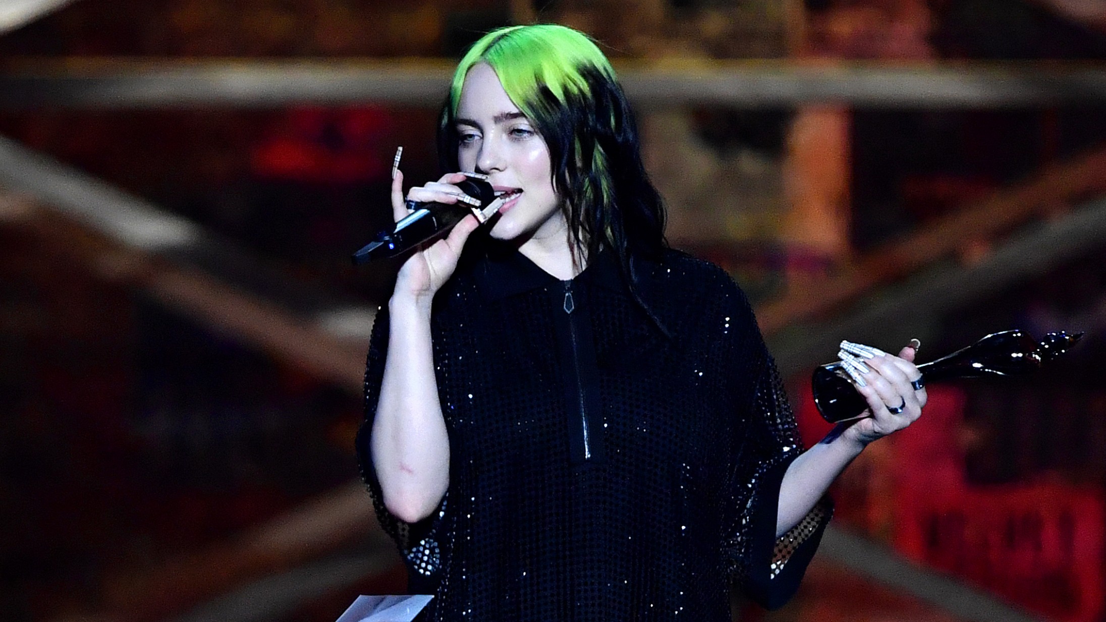 Billie Eilish var grædefærdig under emotionel takketale til Brit Awards