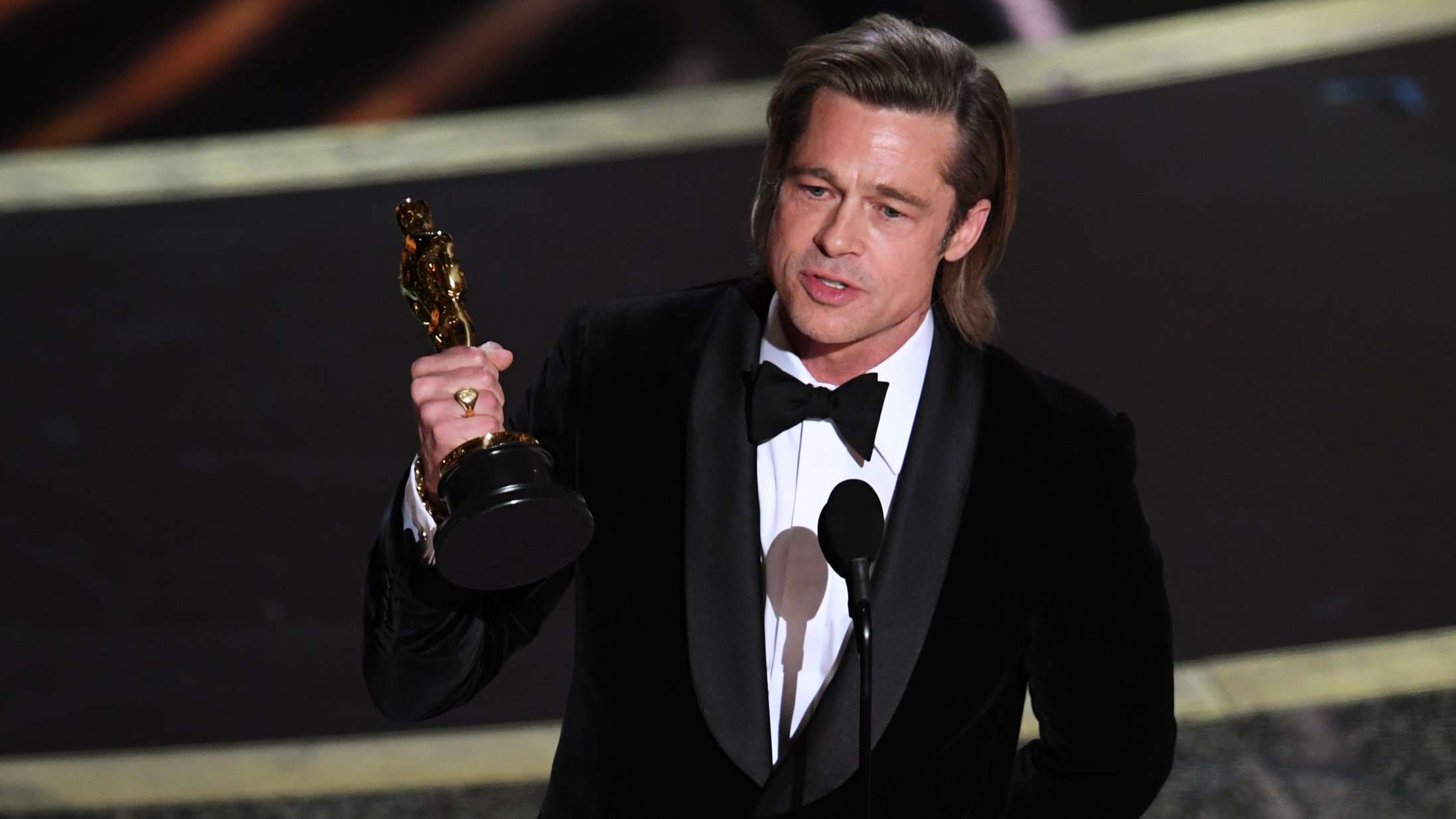 Brad Pitt vinder Oscar og leverer personlig og politisk vindertale med grødet stemme