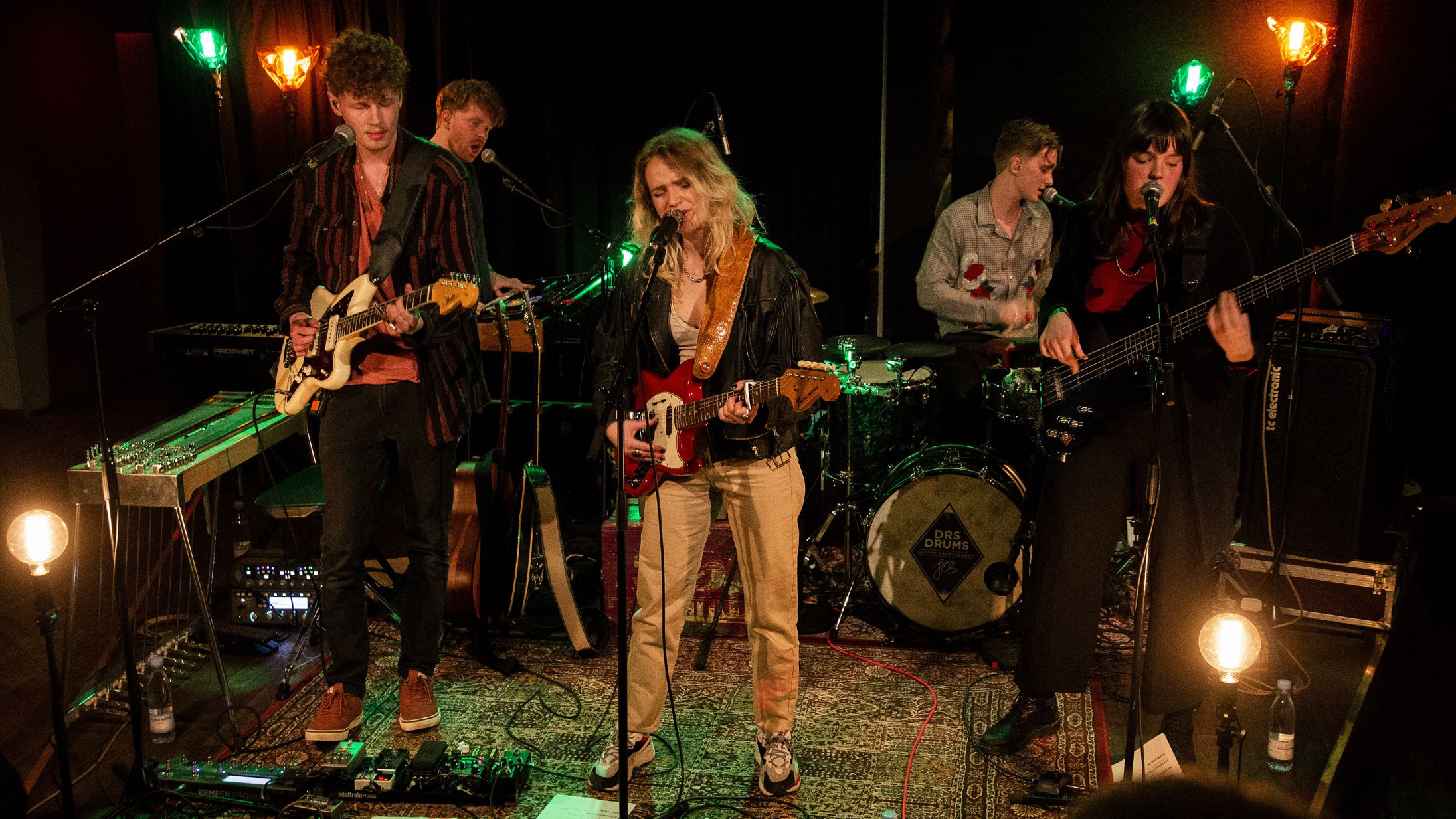 Et godt bud på en ny dansk popstjerne: Dophas ubesværede vokal bar hende gennem Ideal Bar-koncert