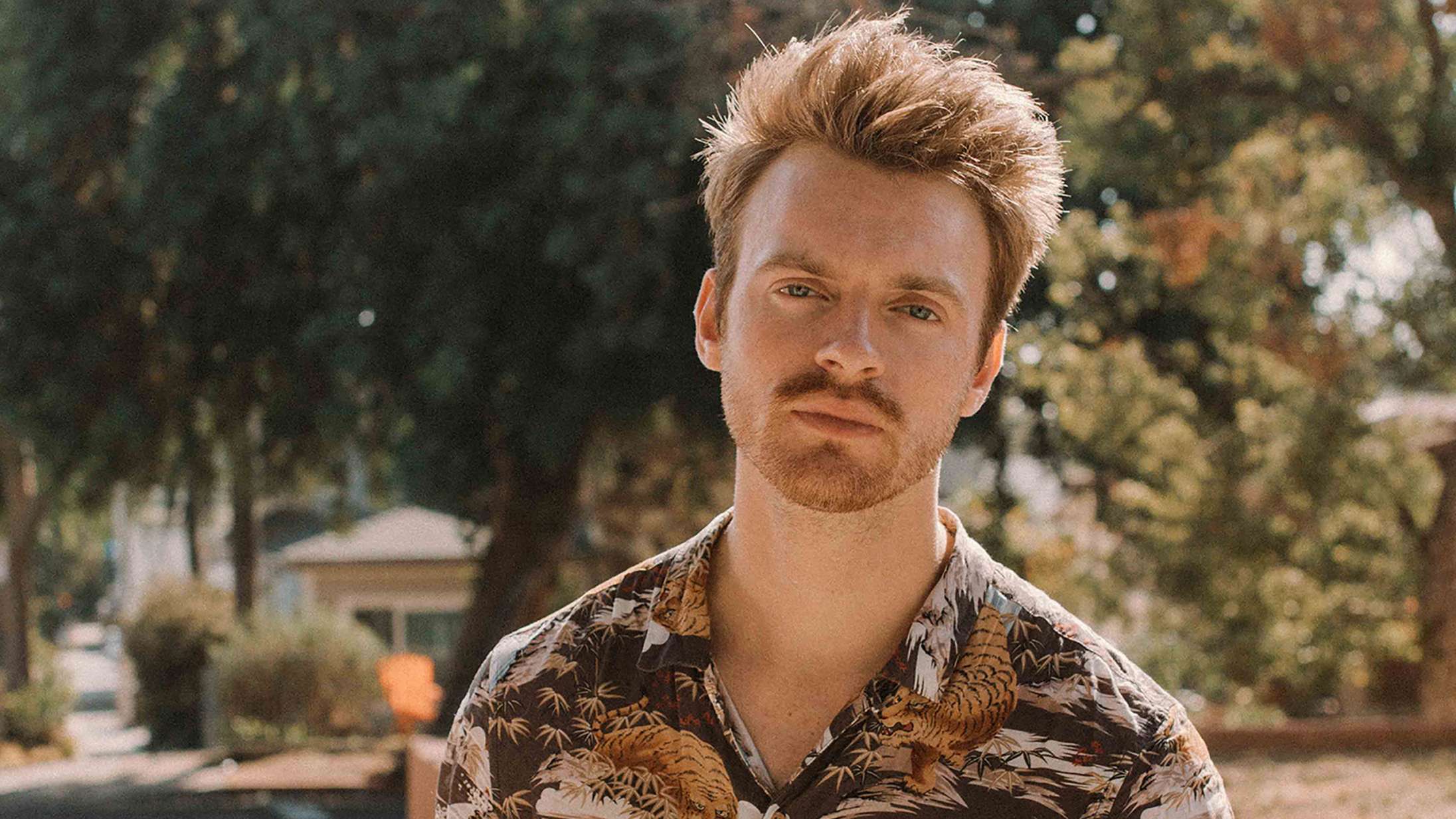 Billie Eilish’ bror Finneas annoncerer debutalbum – se musikvideoen til den følsomme førstesingle