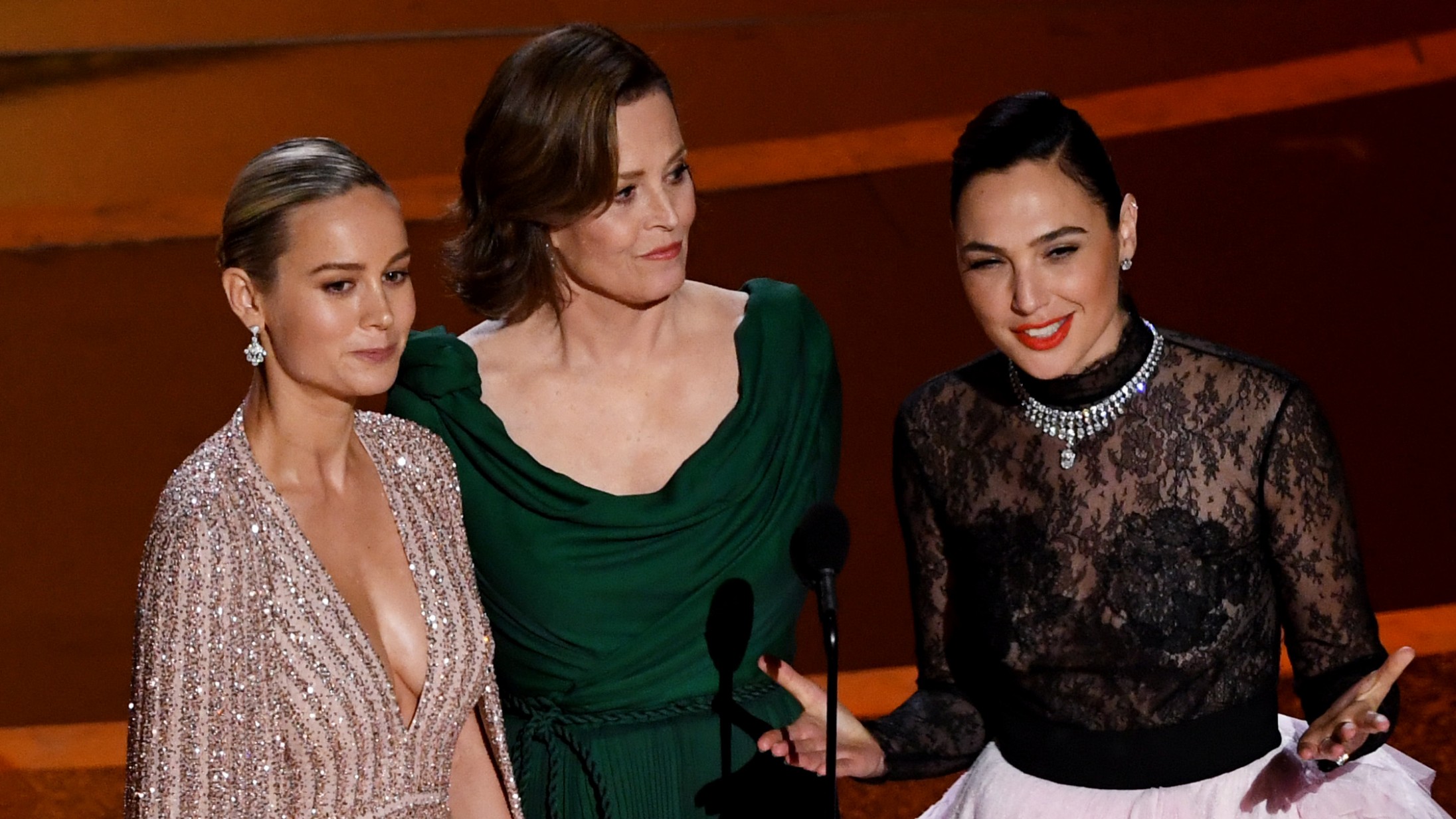 Brie Larson, Gal Gadot og Sigourney Weaver annoncerer deres egen fight club under Oscar – har præmierne klar
