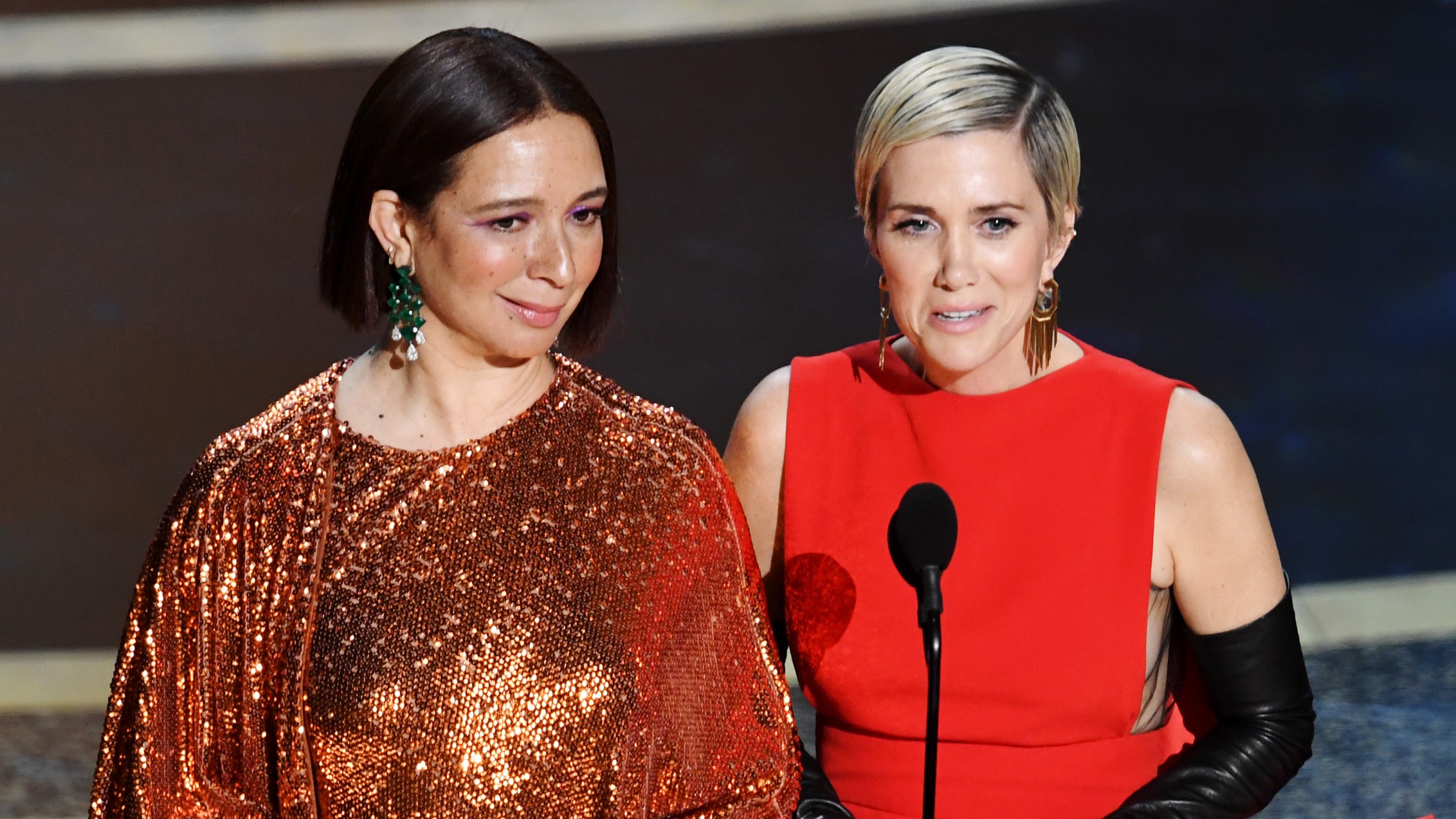 Kristen Wiig og Maya Rudolph leverede en masterclass i skuespil (og komik) som Oscar-nattens bedste presenters