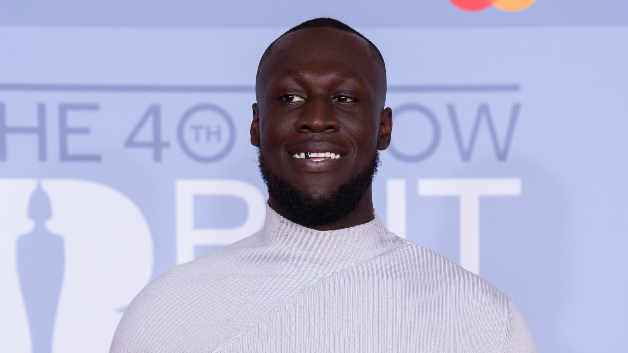 Stormzy kan slet ikke være i sig selv, da han møder Billie Eilish backstage – se video