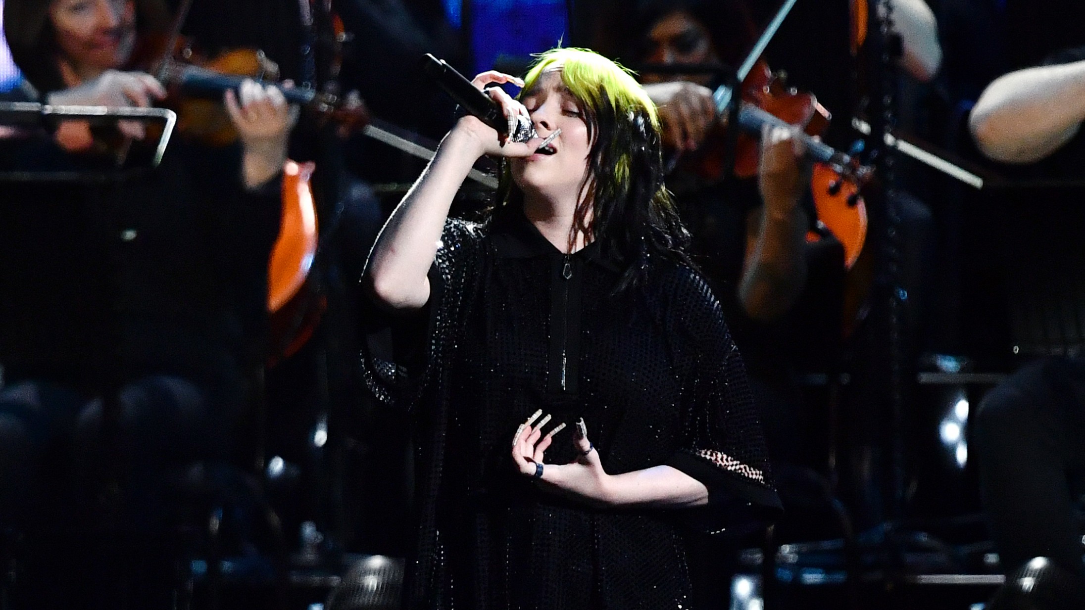 Billie Eilish og hele hendes Bond-team brillerede med ’No Time to Die’ til Brit Awards