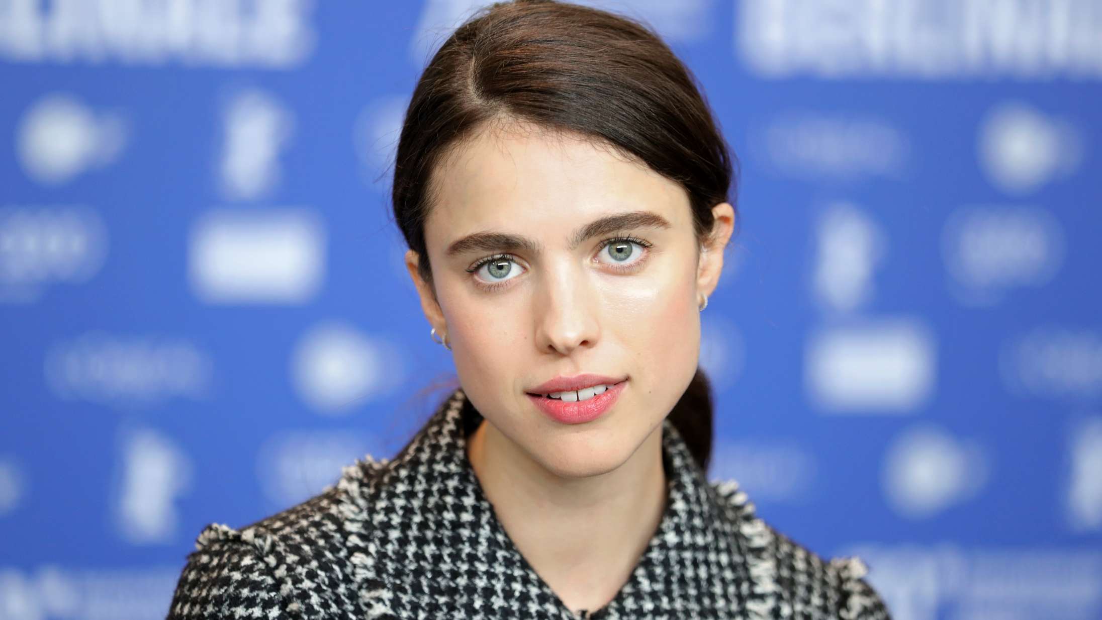 Berlin Film Festival: Læsterlige klø til åbningsfilm med Margaret Qualley og Sigourney Weaver
