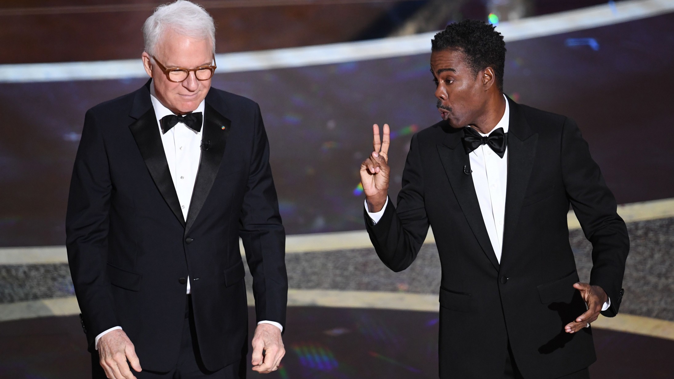 Chris Rock og Steve Martin sendte stikpiller mod Oscar og Netflix, så vi næsten glemte manglen på vært