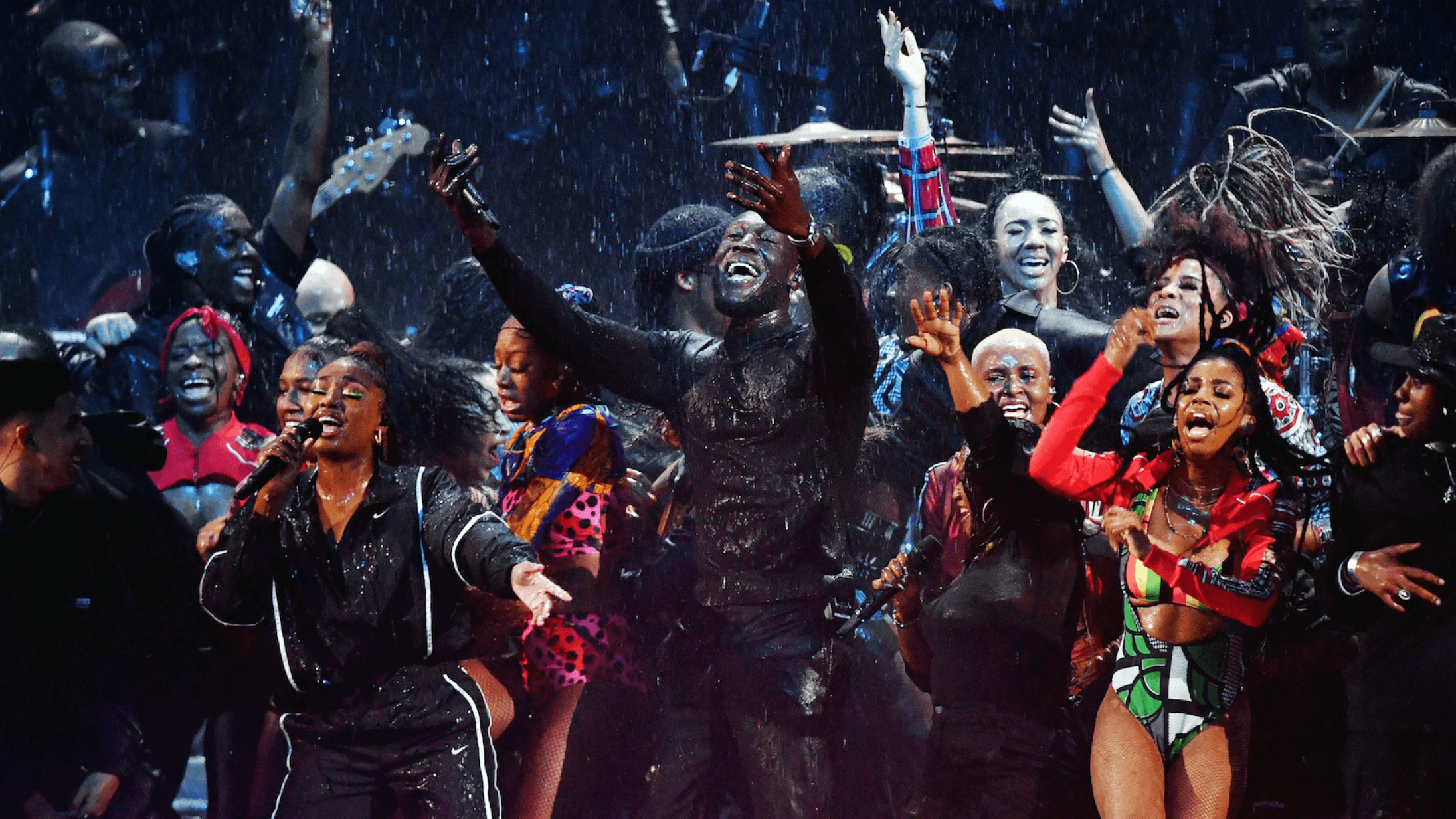 Se Stormzys storslåede show til Brit Awards – med gospelkor, grimefest og gæster i silende regn