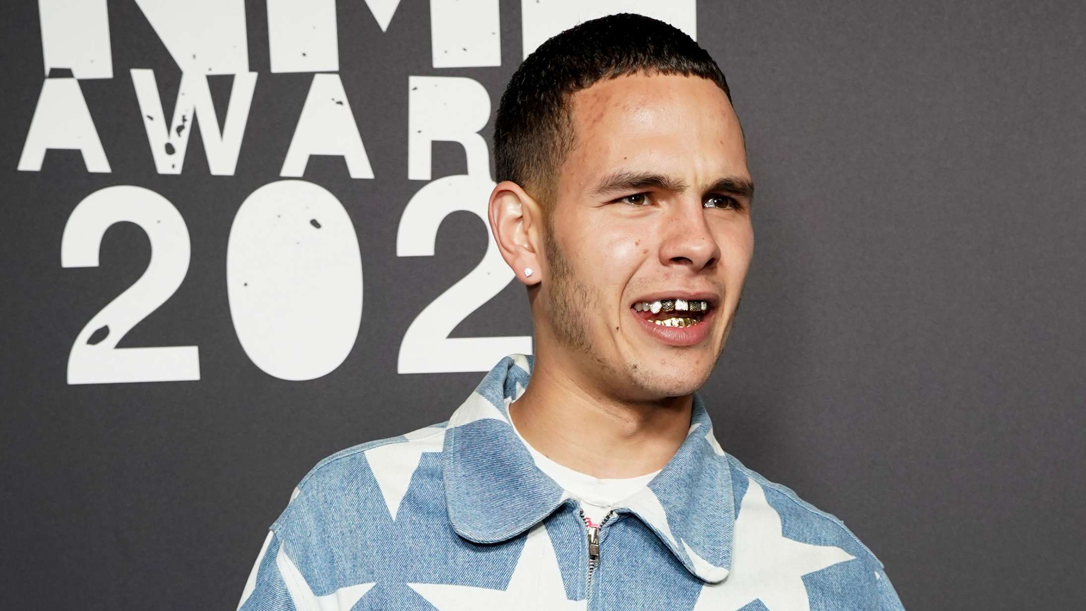 Slowthai fik et meltdown til NME Awards – slåskamp med publikum, sexisme og bar røv