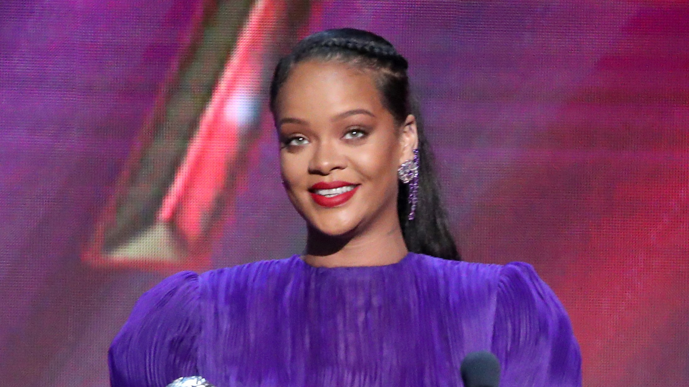 Rihanna vandt til NAACP Awards – både priser og med kraftfuld takketale og Givenchy-kjole